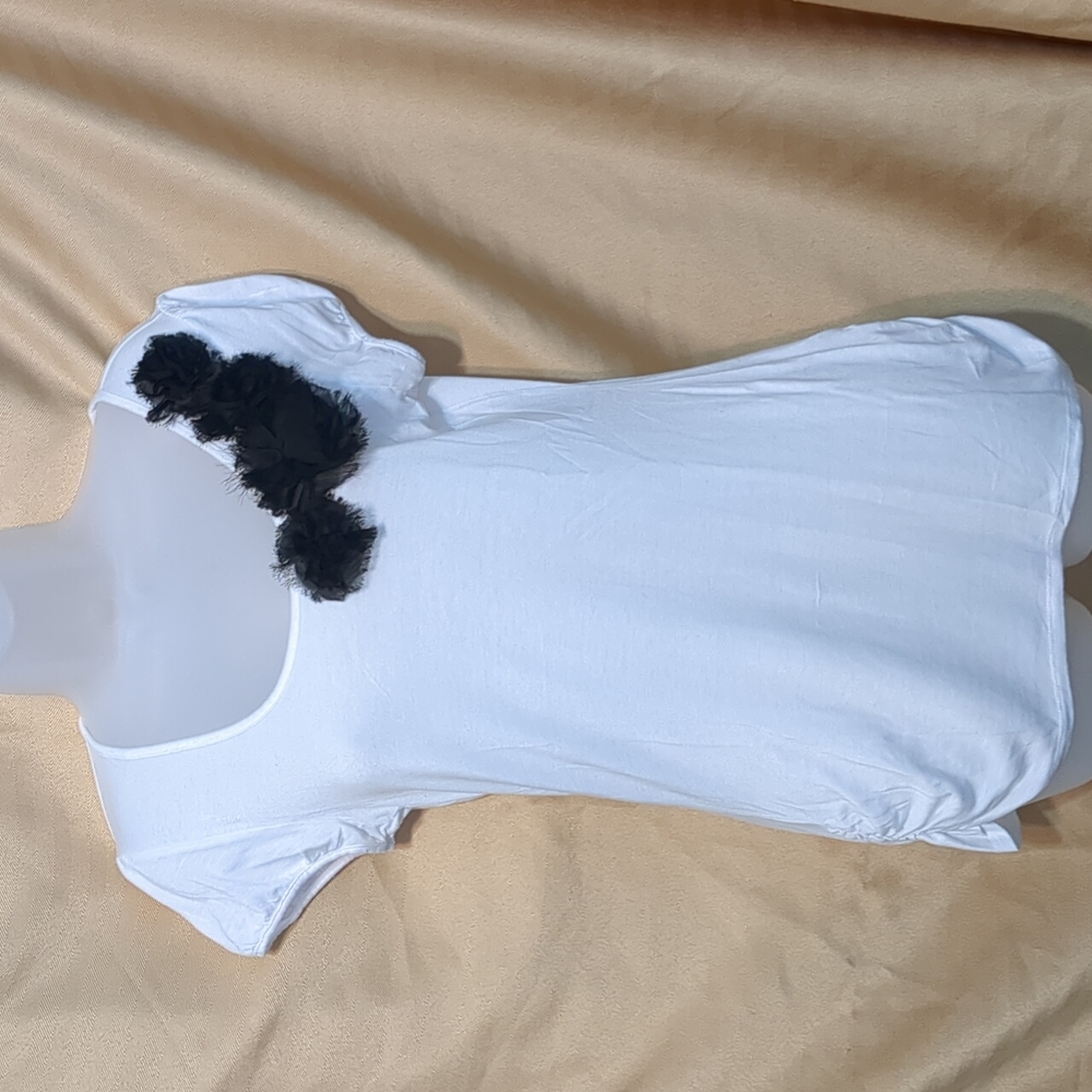 💙new item💙Very cute white with black flower Maurice top